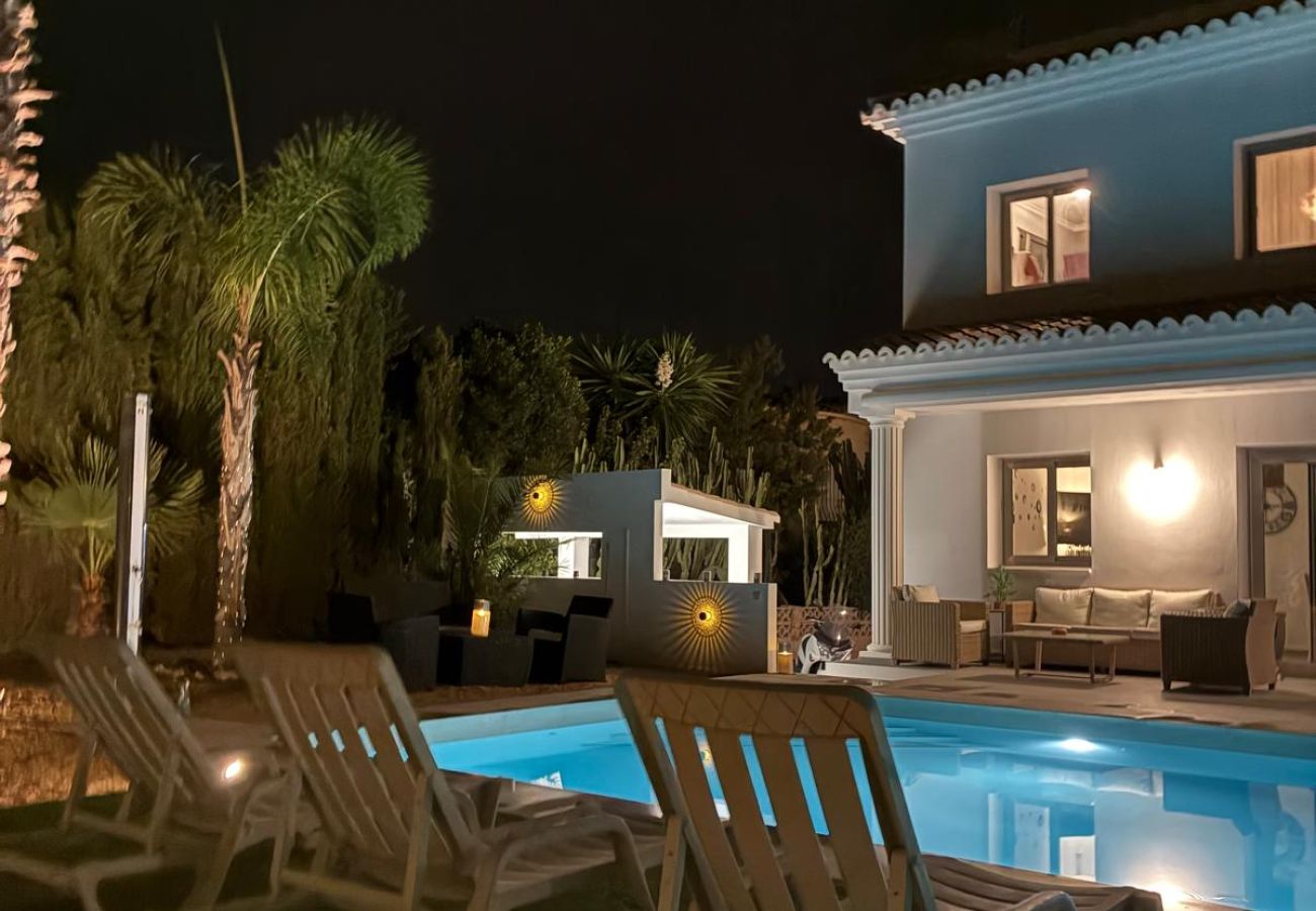 Villa en Calpe - VALLESA - Villa moderna con piscina privada cerca de la playa y supermercados
