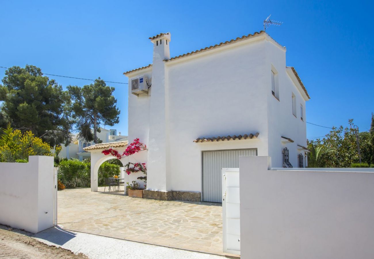 Villa in Calpe / Calp - VILLA LEONES - Independent villa 700 m from the beach with private pool