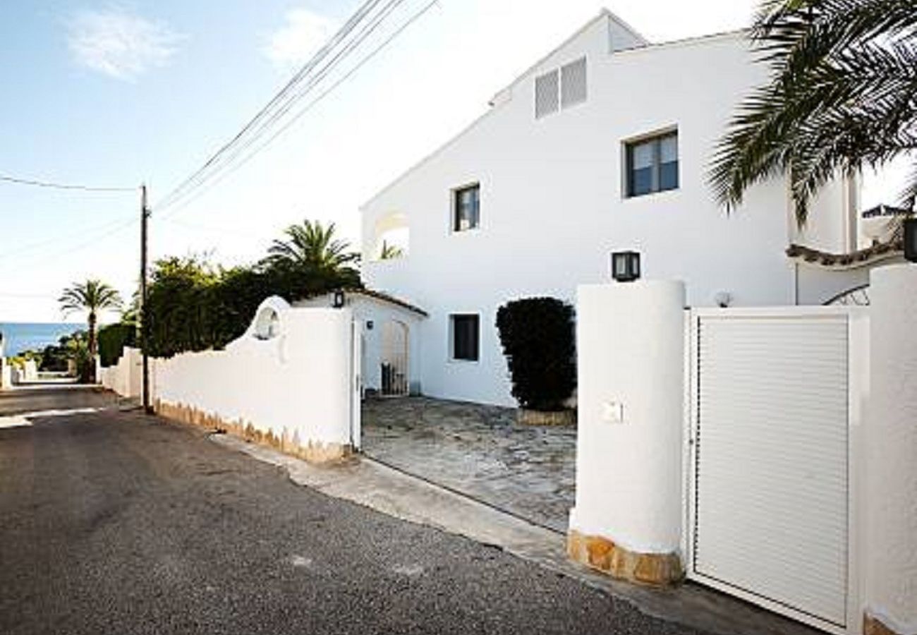 Villa in Calpe / Calp - VILLA EL BARCO - Independent villa 200 metres from the beach with private pool