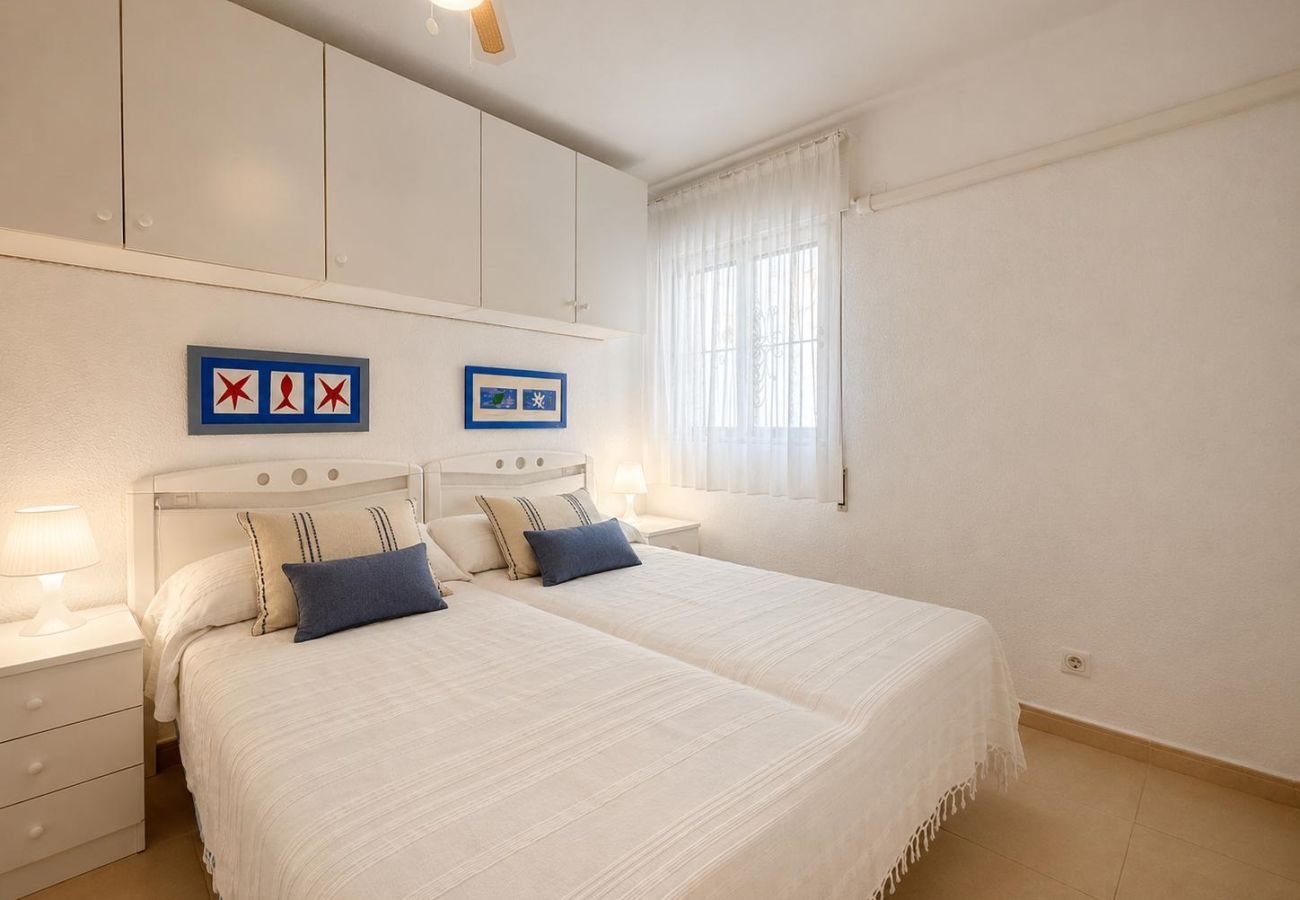 Apartment in Calpe / Calp - Aguamarina 24B - Beachfront apartment with a community pool