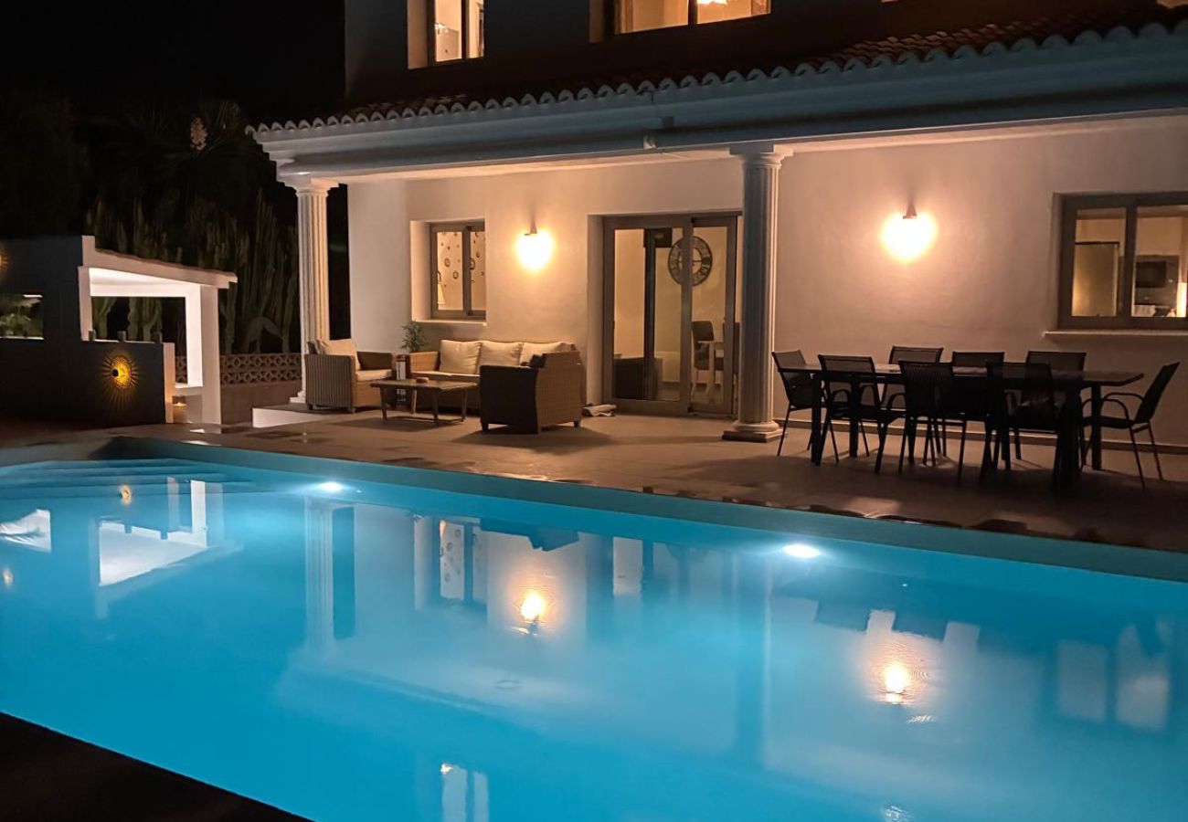 Villa à Calpe / Calp - VALLESA - Villa moderne avec piscine privée près de la plage et des supermarchés